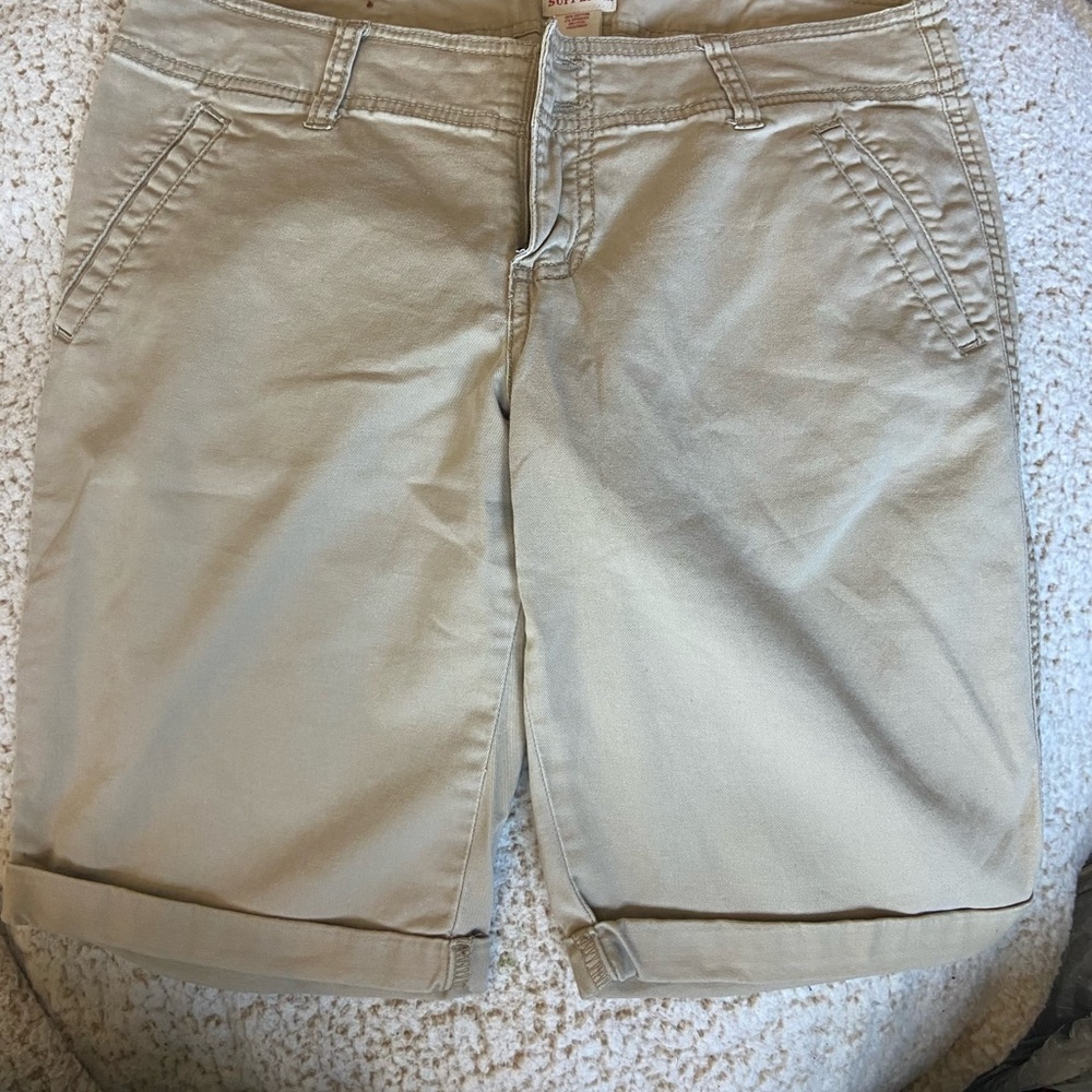 Mossimo supply Co Bermuda Khaki shorts women’s size 7